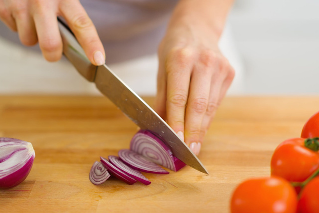 Odeur d’oignon sur les doigts : voici une astuce imparable pour la faire disparaître
