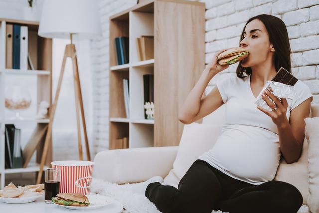 “C’est officiellement le bébé numéro 80 !” : ce burger qui favoriserait le déclenchement des accouchements