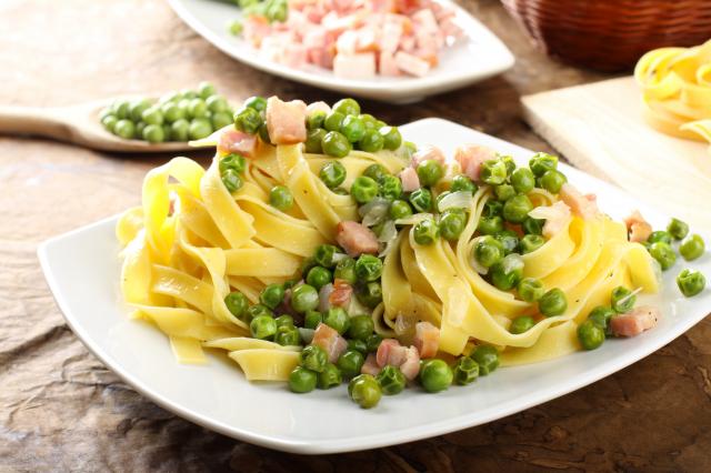Pâtes aux petits pois et jambon. Adobestock