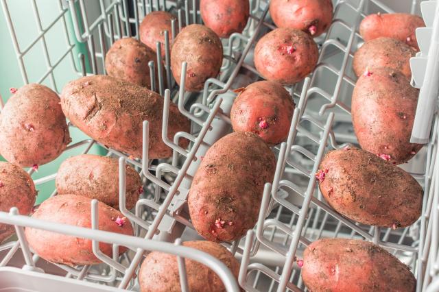 Est-ce une bonne idée de laver ses fruits et légumes au lave-vaisselle pour éliminer les saletés ? Voici l’avis de cette virologiste