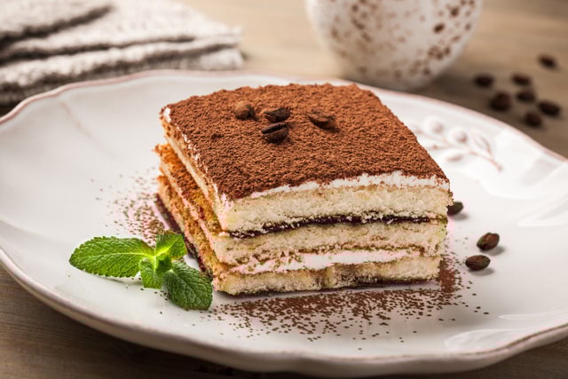 Voici le plus grand tiramisu du monde ! Record battu avec 50000 biscuits, 3000 oeufs et 100 chefs italiens pour le faire