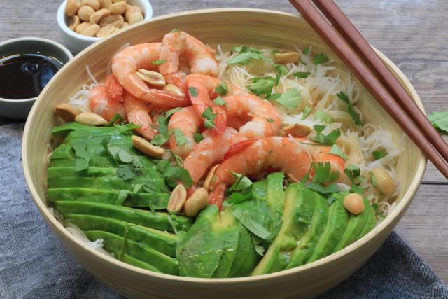 Salade de vermicelles aux crevettes et à l'avocat. 750g