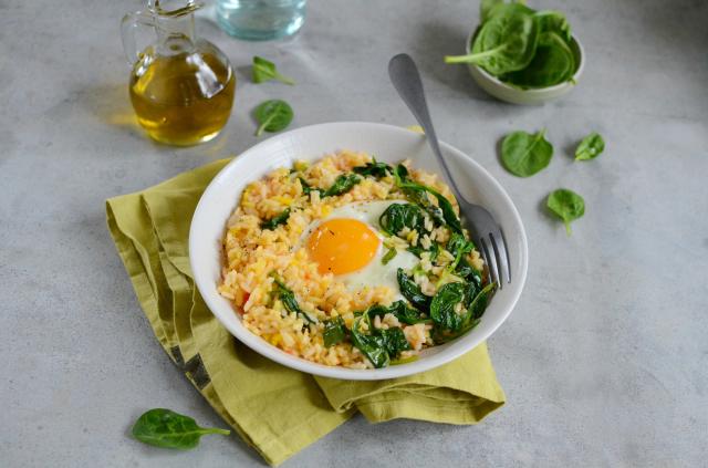 Riz sauté aux épinards et œuf. Nadia Paprikas