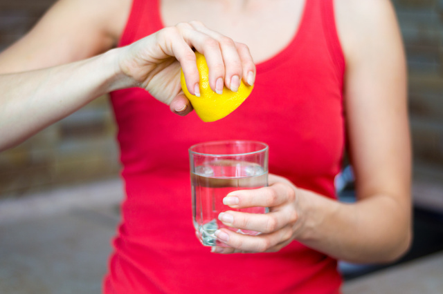 Faut-il vraiment boire de l’eau citronnée le matin à jeun ?