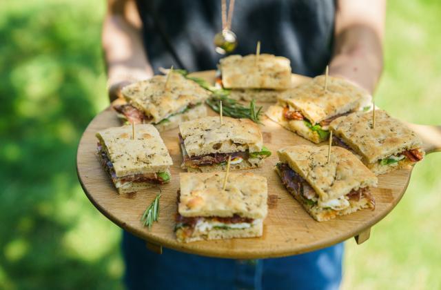 Sandwichs focaccia au jambon cru, tomates séchées et pousses d'épinards. Yoann Gloaguen