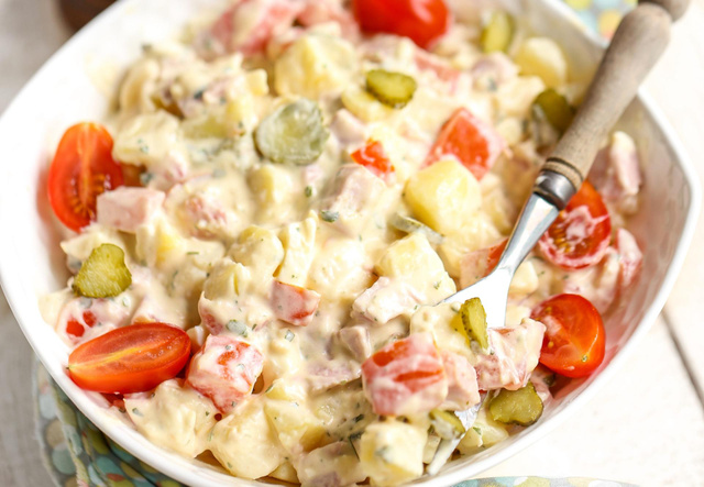 Salade piémontaise : comment préparer à la perfection cette recette incontournable de l'été à base de jambon et pommes de terre ?