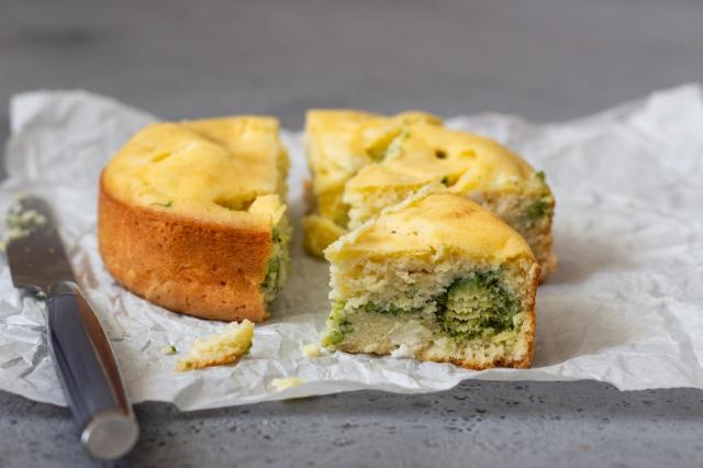 Cette recette de brownie salé au brocoli et à la feta risque bien de détrôner votre quiche habituelle