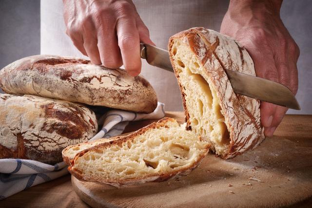 Pour faciliter le travail de la levure, ajoutez un peu de sucre dans votre pâte. AdobeStock