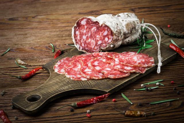 Faut-il systématiquement retirer la peau du saucisson ? Ce médecin donne sa réponse