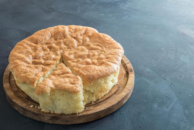 “Une texture encore plus moelleuse” : l'astuce de Julie Andrieu pour un gâteau au yaourt meilleur que jamais !