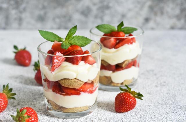 “On revisite le tiramisu avec une version au fromage blanc !” : une diététicienne partage son dessert aux fraises healthy et gourmand !