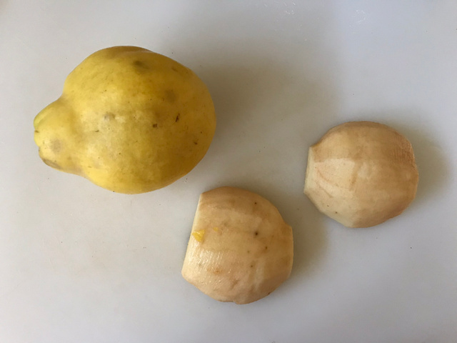 Posez les demi coings à plat.