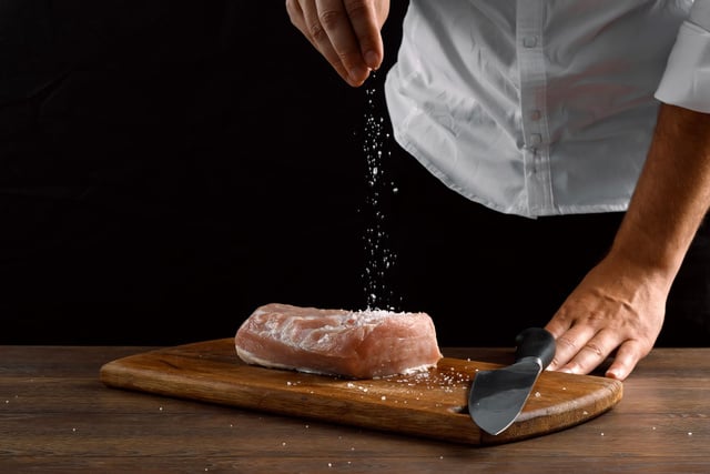 Faut-il assaisonner la viande avant ou après cuisson ?