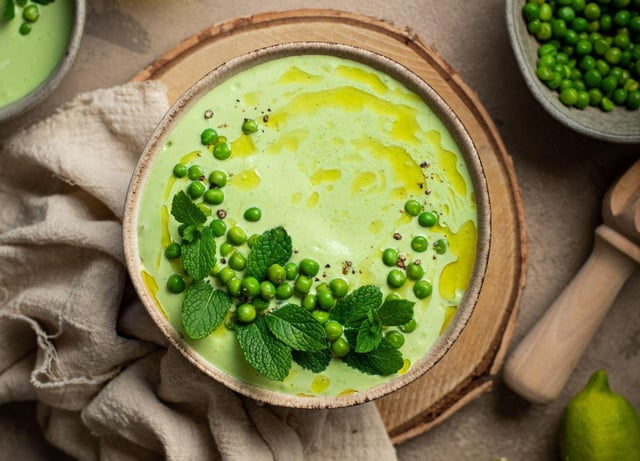 Oubliez le gaspacho de tomate, pour les beaux jours et misez désormais sur les petits-pois pour bluffer vos invités !