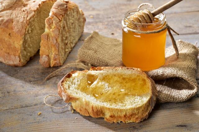 Beurre, confiture, miel, oléagineux ou pâte à tartiner : que faut-il mettre sur mes tartines au petit-déjeuner ?