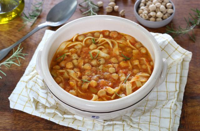 Soupe de pois chiches et de pâtes. Silvia Santucci