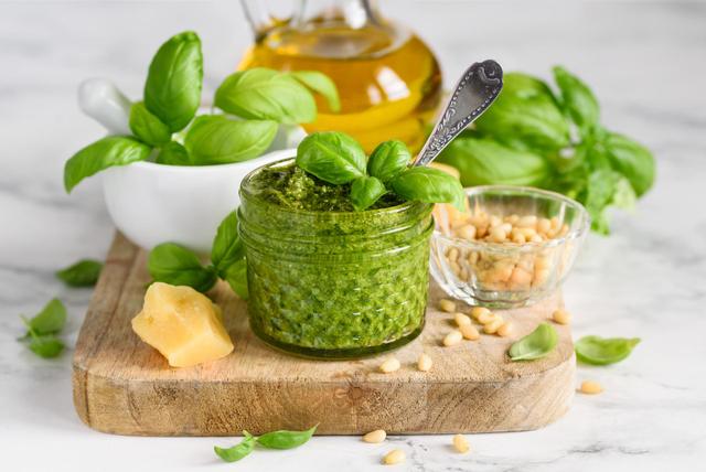 Découvrez le secret du pesto maison du chef italien Simone Zanoni pour des pâtes inoubliables !