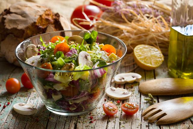 Salade composée : faut-il directement préparer la sauce dans le fond du saladier ?
