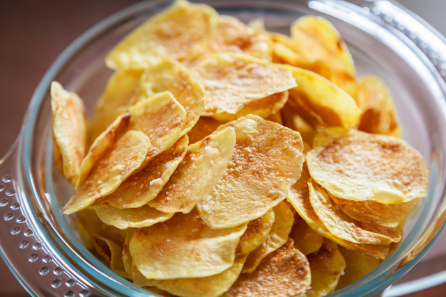 Chips au four : la recette facile et ultra croustillante à tester absolument pour l’apéro