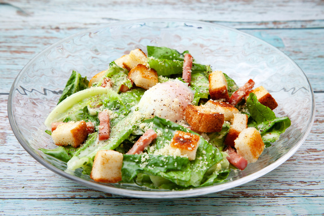 Julie Andrieu partage sa version ultra-gourmande de la salade César, le grand classique des bistrots