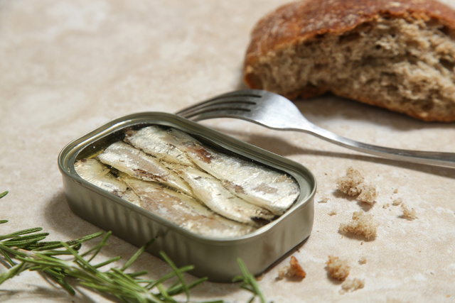 Avec une simple boîte de sardines, préparez un plat sain, pas cher et complet : des patates douces rôties, semoule et rillettes