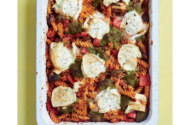 Gratin de fusilli au chèvre, aux poivrons et au pesto. Rukmini Iyer