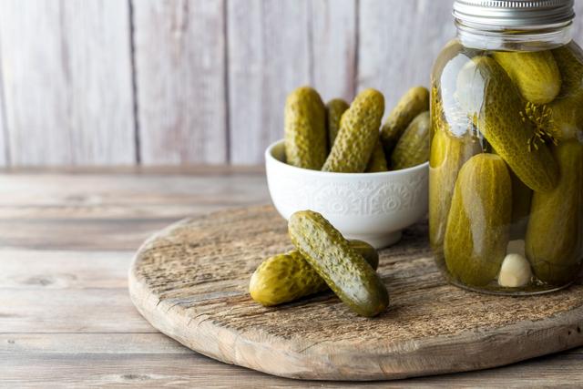 Voici comment réutiliser l’eau des cornichons en pot dans vos plats