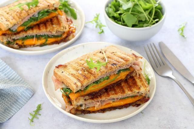 “Vraiment très bon, je garde la recette !” : notre croque-monsieur au confit d’oignon, cheddar, jambon et roquette est idéal pour un repas du soir rapide