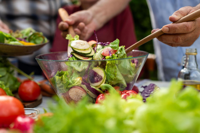 Pourquoi placer votre vinaigrette au fond du saladier est loin d'être la méthode idéale