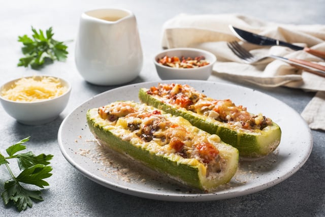 Que faire avec une énorme courgette ? Voici une recette farcie au jambon et tomates confites à tomber