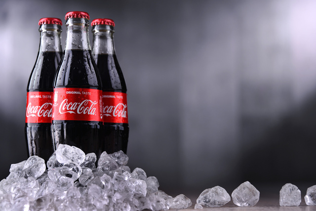 Pourtant c’est la même recette : pourquoi le Coca-Cola n’a pas le même goût en bouteille en verre, en plastique ou en canette ?