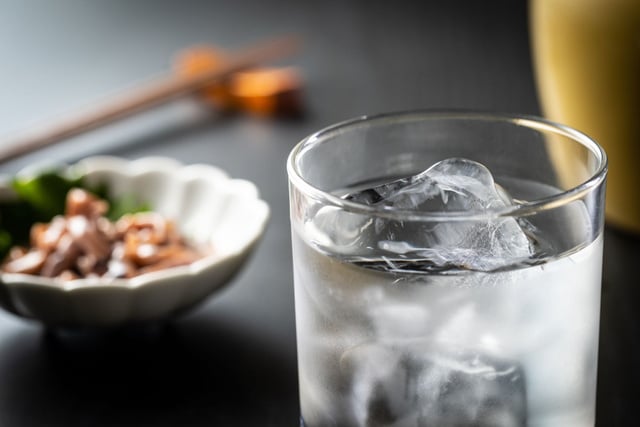 Est-ce une bonne habitude de boire de l’eau au milieu du repas ? Cette diététicienne répond