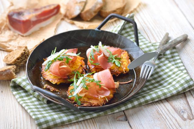 “Une recette simple et familiale” : Julie Andrieu vous propose ses röstis aux poireaux et jambon fumé, un régal !