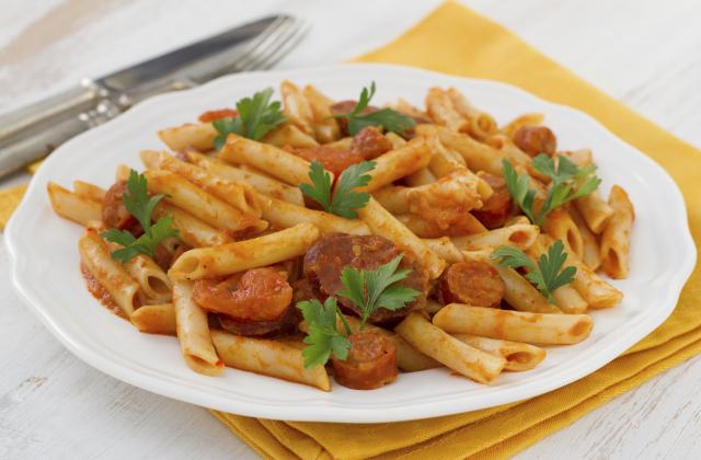 Penne à la saucisse, au chorizo, à la courgette et sauce tomate. Adobestock
