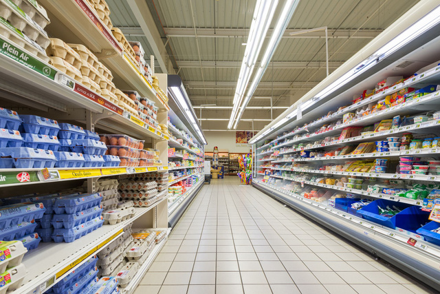 On sait enfin à quoi sert la barre au bas des rayons de supermarché