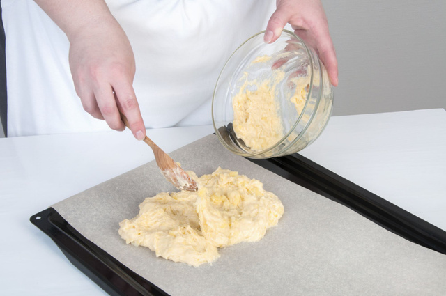 Humectez votre plaque de four pour que le papier cuisson adhère bien. Adobestock