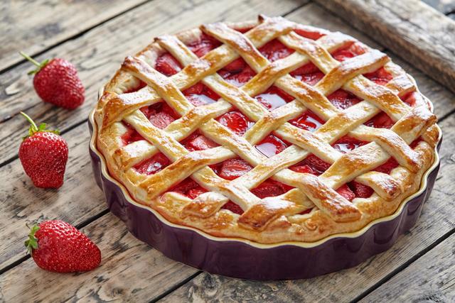 Belle et délicieuse : cette tarte aux fraises quadrillée est un délice de saison ! Voici notre recette