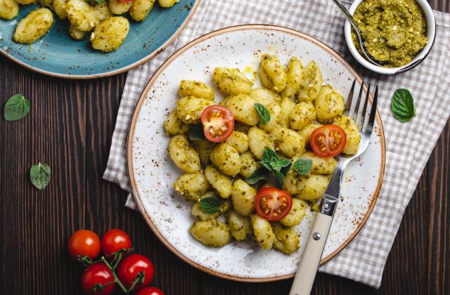 Gnocchi pesto et tomates cerises. Adobestock