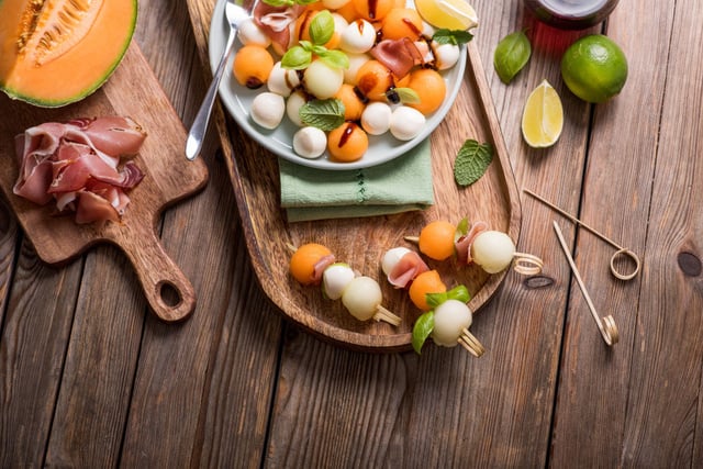 Les associations sucrées-salées sont délicieuses dès l'apéritif, comem cette brochette de melon, jambon cru et mozzarella. Adobestock
