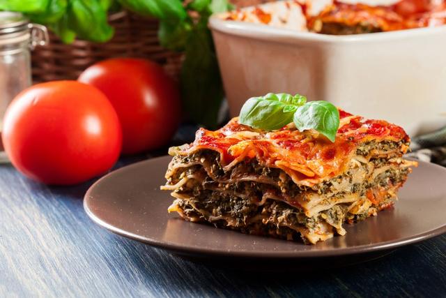 Pour allier le plaisir des légumes de saison et la gourmandise des lasagnes, optez pour ces recettes de lasagnes végétariennes. Adobestock