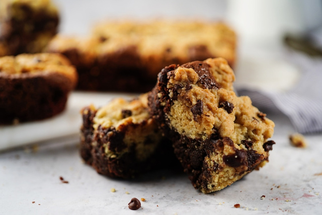 Cyril Lignac partage son goûter préféré quand il fait froid : un brookie coulant au chocolat à tomber