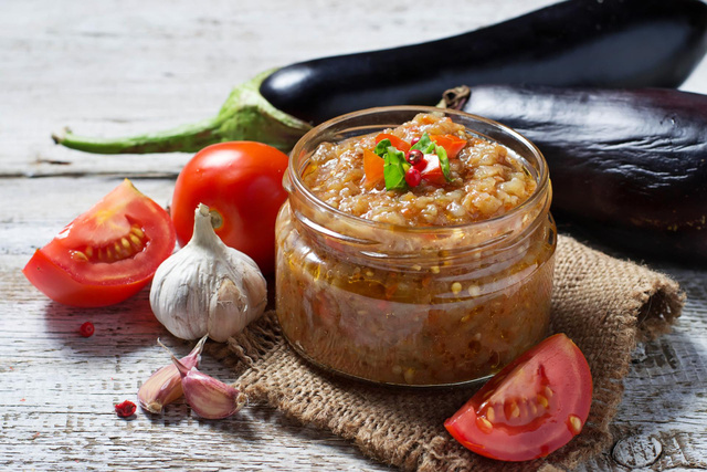 "Une recette simple comme bonjour et qui sent bon le soleil " : Julie Andrieu partage sa recette de confit d'aubergine pour sublimer les pâtes !
