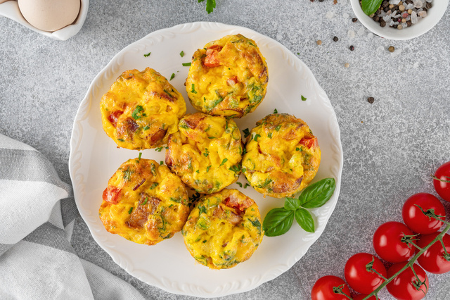 Avec un simple moule à muffins, préparez ces invisibles courgettes chèvre-chorizo