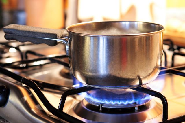 Pourquoi faire bouillir de l'eau chaude est la pire des idées ?