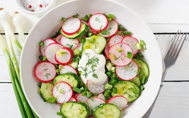 Raclette, tartiflette, croziflette : voici quelques idées de salades pour accompagner ces plats copieux !