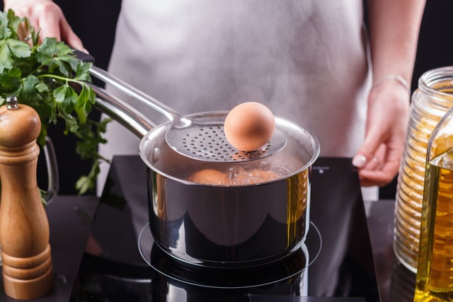 Comment éviter que la coquille des œufs se craquelle durant la cuisson ?