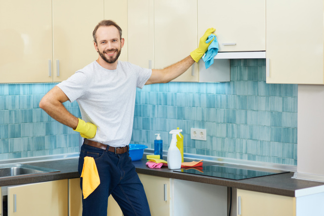 Comment nettoyer les taches de gras sur le frigo et les placards ?