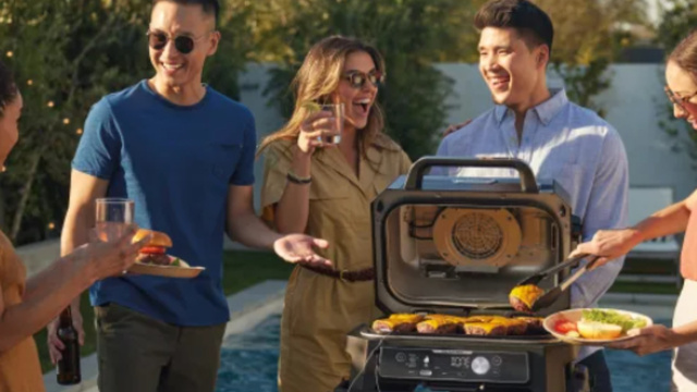 Prisé des spécialistes, le barbecue électrique et fumoir Woodfire Ninja voit son prix chuter