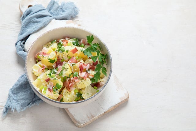Voici l’astuce à connaitre absolument pour rendre sa salade de pommes de terre plus savoureuse