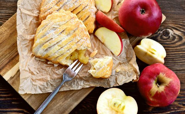 “La viennoiserie que je donnerai à ma fille pour le goûter” : Nina Métayer vous montre comment faire un délicieux chausson aux pommes